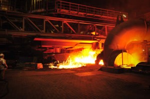 Anstich des Hochofen 8 im Thyssen-Krupp-Werk Duisburg, aufgenommen bei einer Führung über das Werksgelände. Da ich ohne Stativ fotografieren musste leider mit recht hoher ISO....